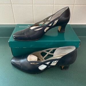 Elegant navy blue Women's Shoes size 8.5 with box